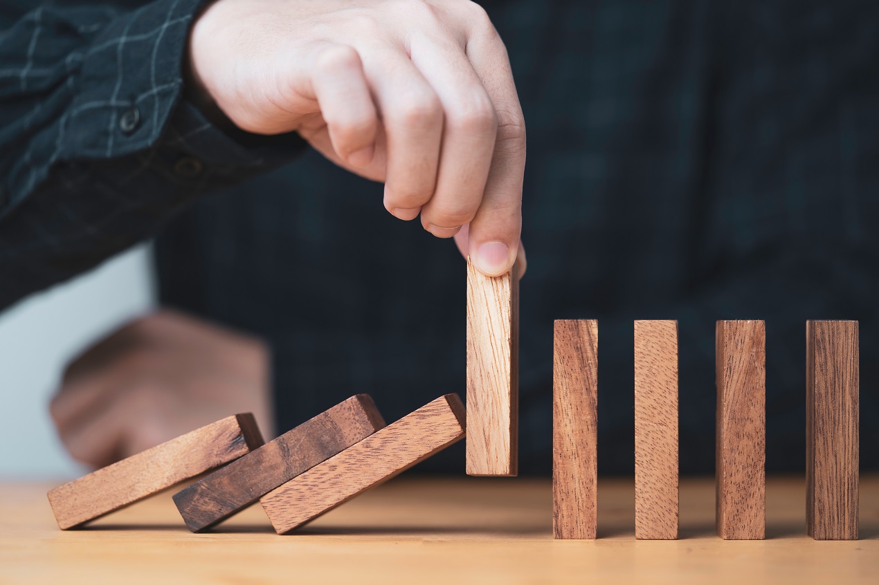 El Disaster Recovery (DR) dentro de un Data Center se centra en implementar estrategias, procesos y tecnologías que permitan recuperar servicios esenciales tras un desastre. La recuperación no solo implica restaurar datos, sino también garantizar que los sistemas y aplicaciones funcionen de forma normal en el menor tiempo posible.