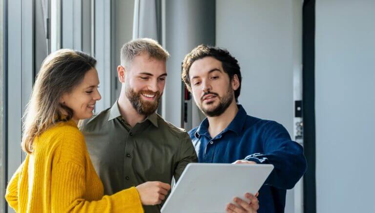 Kyndryl lanza un sistema para controlar el uso de agentes de IA en entornos regulados