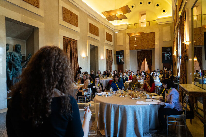 Vista de toda la sala con las mujeres asistentes al encuentro