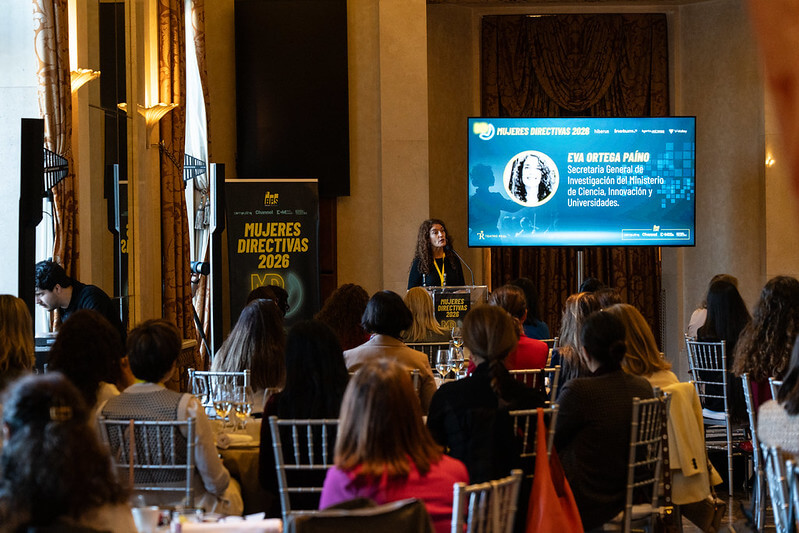 Eva Ortega Paíno, Secretaria General de Investigación del Ministerio de Ciencia, Innovación y Universidades, quien subrayó la necesidad de convertir “nuestras trayectorias en caminos más fáciles para otras mujeres, pues cuando las mujeres nos apoyamos entre nosotras, el techo de cristal empieza a desaparecer”.
