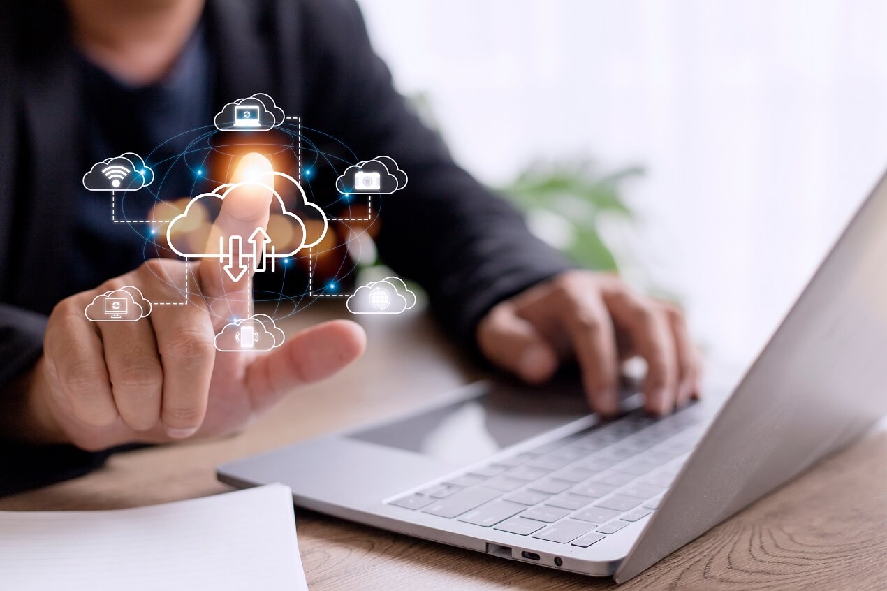 A diferencia de la nube tradicional, donde todos los datos e instancias corren en un centro de datos masivo a miles de kilómetros, la nube distribuida acerca el procesamiento al lugar donde se necesita (el Edge).