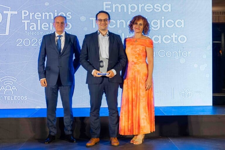 Jose Luis Gómez-Pardo, CEO de Nixval, al centro, recoge el premio Premio Talento de las Telecomunicaciones 2026